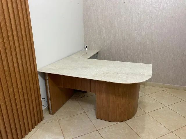 Mesa de escritório tampo de mármore
