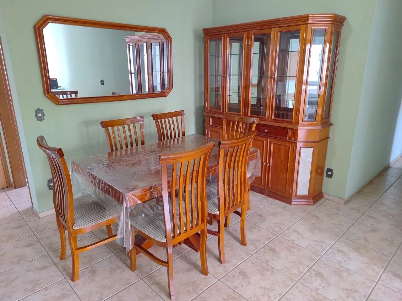 Conjunto de mesa, cadeiras e cristaleira em mogno