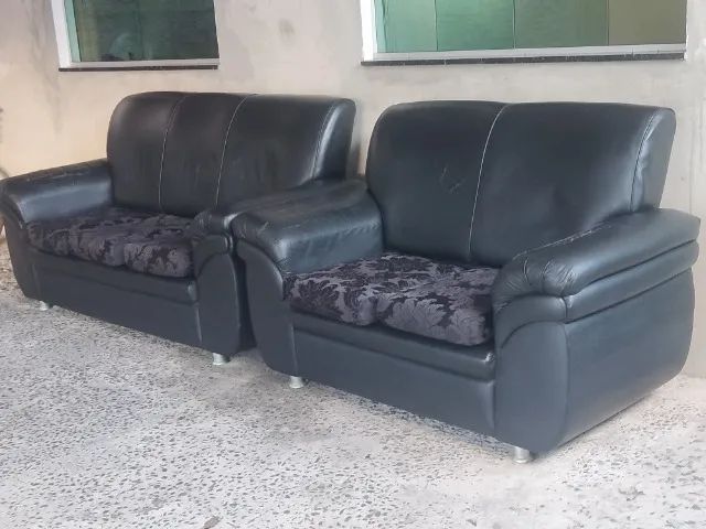 Conjunto de Sofás Pretos - 2 e 3 Lugares - Courino - Bom Estado