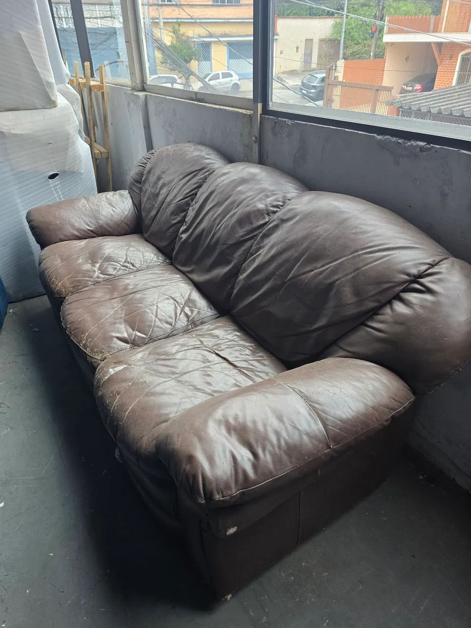 Vendo sofá couro três lugares