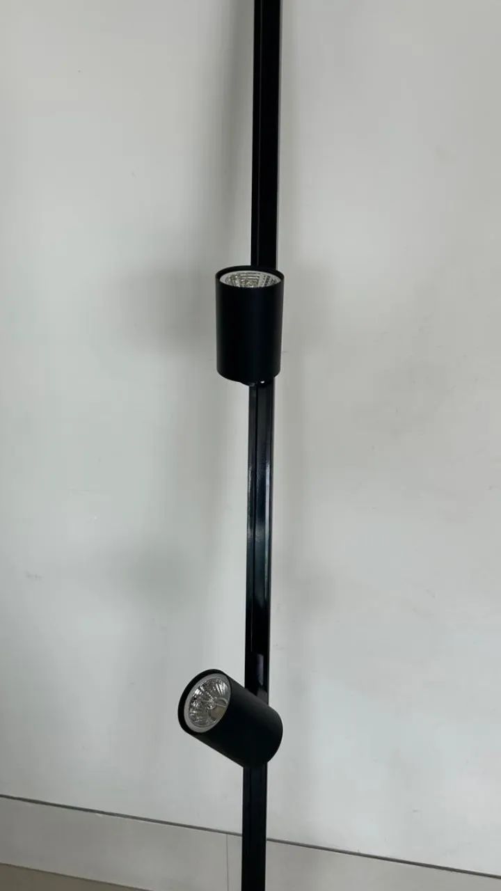 Trilho de Iluminação 2m com 4 Spots Direcionáveis - Luz Quente/Amarela - Foto 4