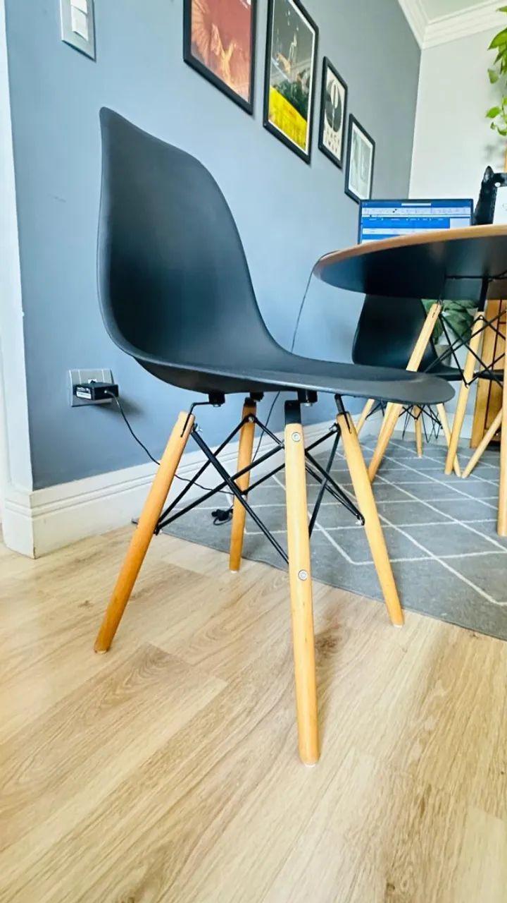KIT COM 4 CADEIRAS EAMES DSW PRETA BASE MADEIRA - Foto 2