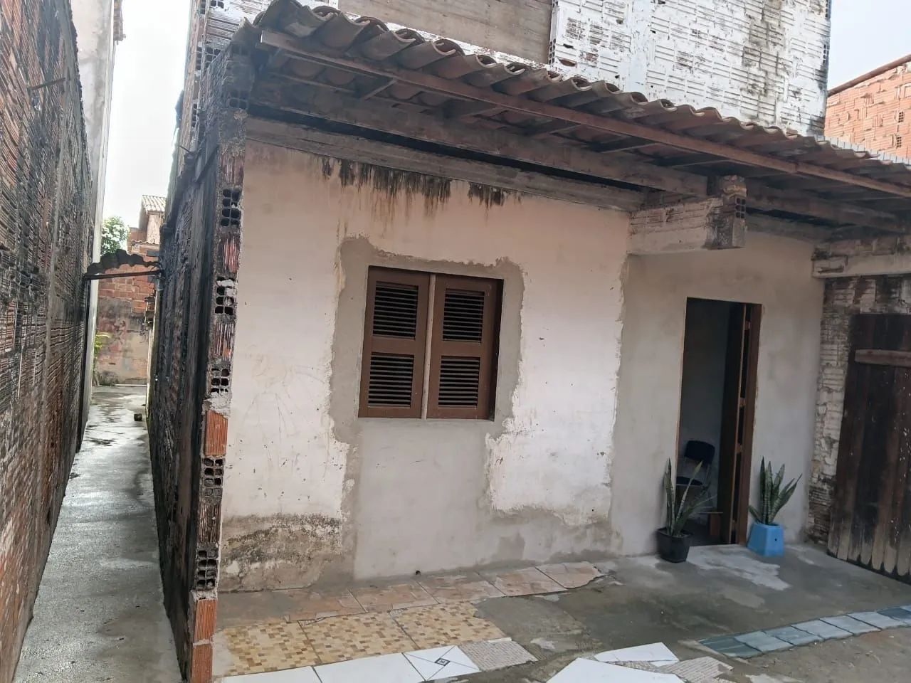 Casa com Terreno. Casa precisa de uma reforma.  - Foto 2