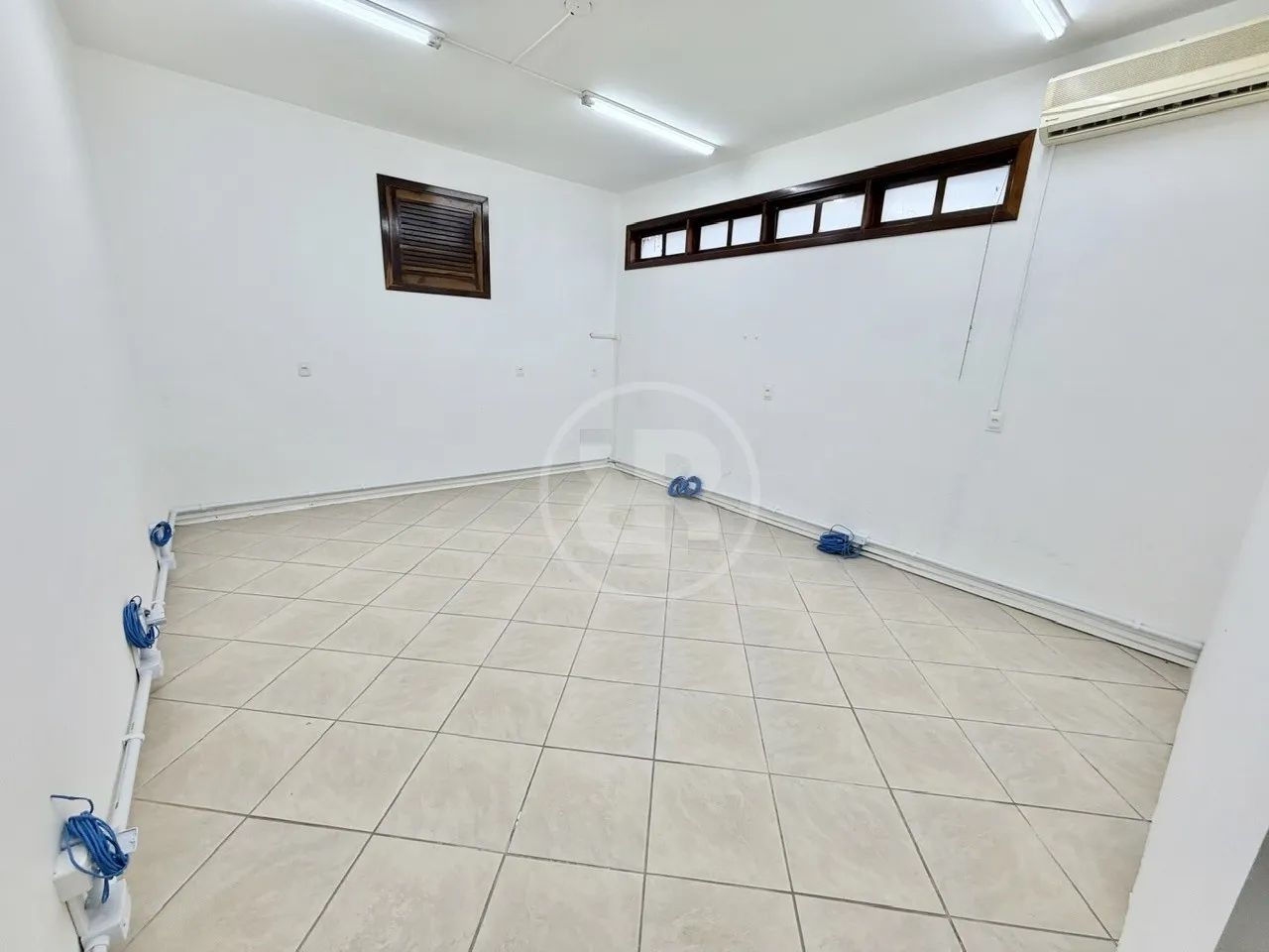 Sala Comercial/Escritório com 60m², 4 Ambientes e 2 Vagas Externas, para Alugar no bairro  - Foto 4