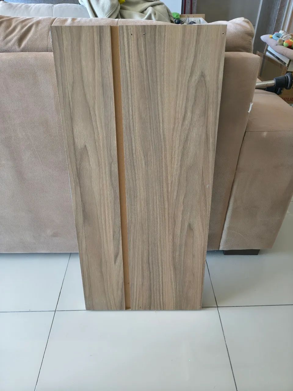 Prateleira em 2 cores: branco e amadeirado 