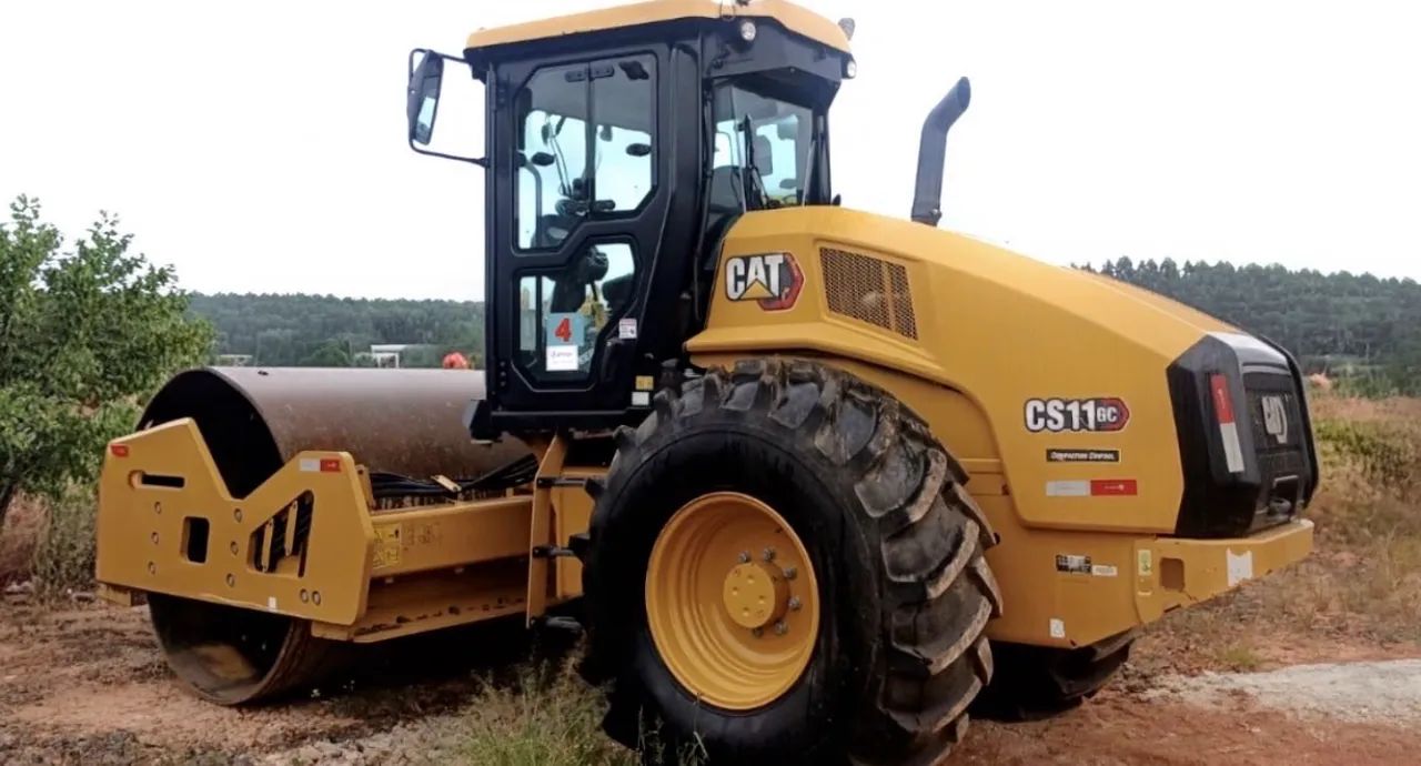 Rolo Compactador Caterpillar CS11 GC ano 2023, com Kit Pata / Liso e 1.880 horas, em SP - Foto 2