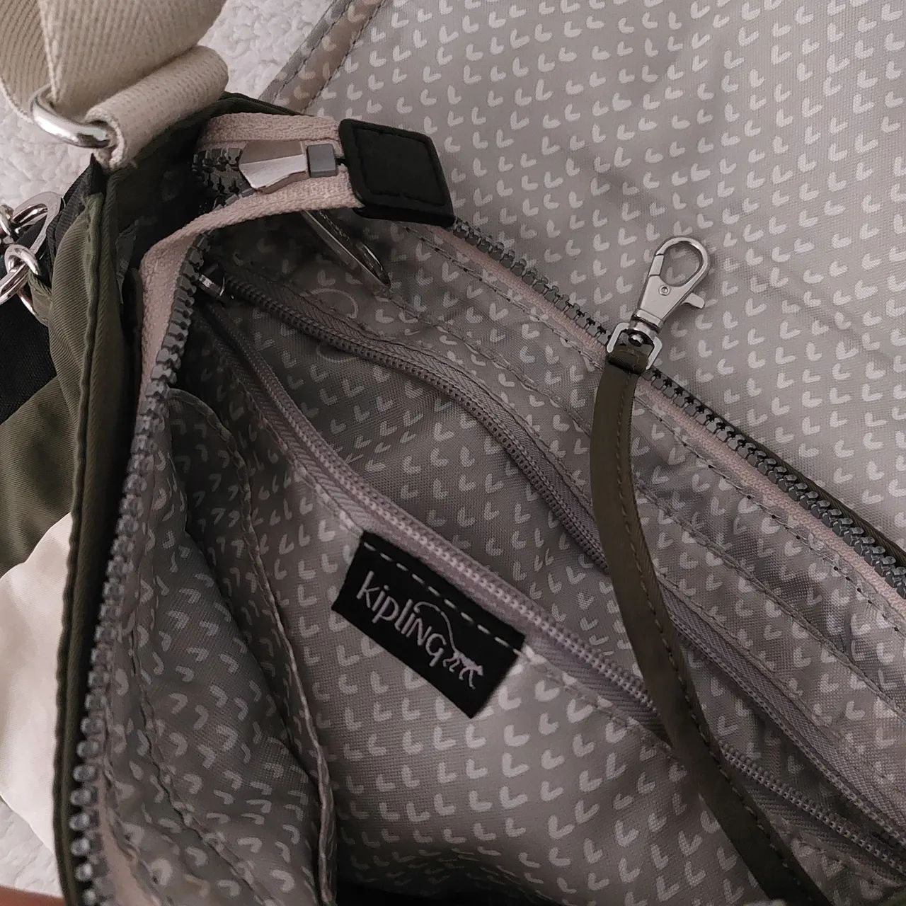 bolsa kipling verde oliva e offwhite - Foto 5