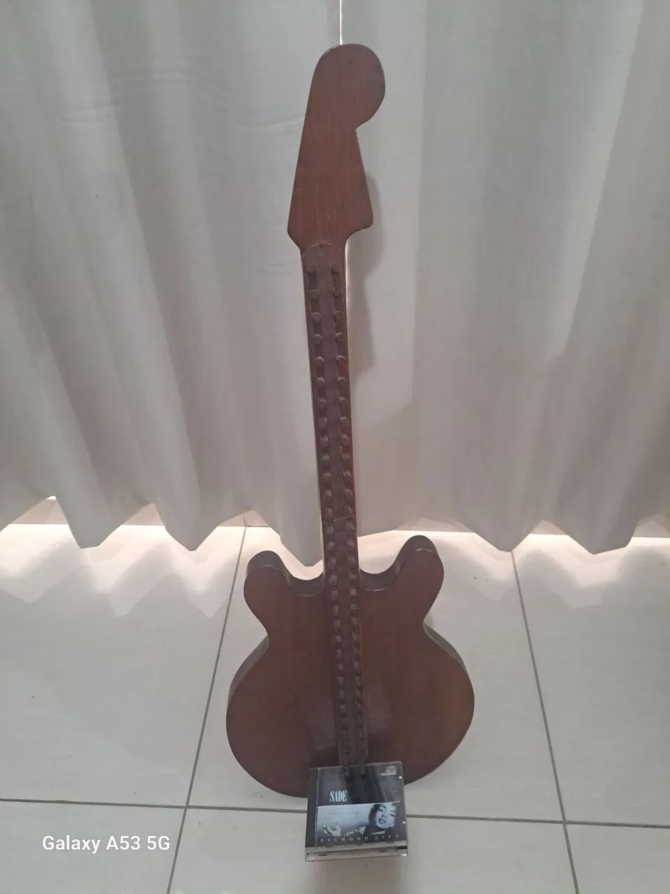 Rack  de madeira formato guitarra paracds