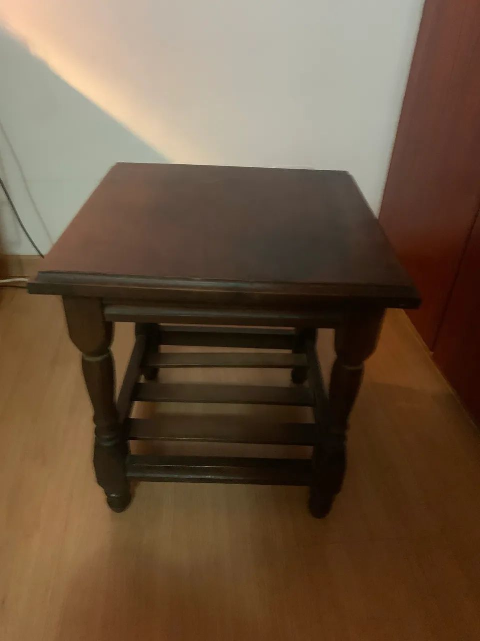 Mesinha de canto vintage. Só 99,00. 