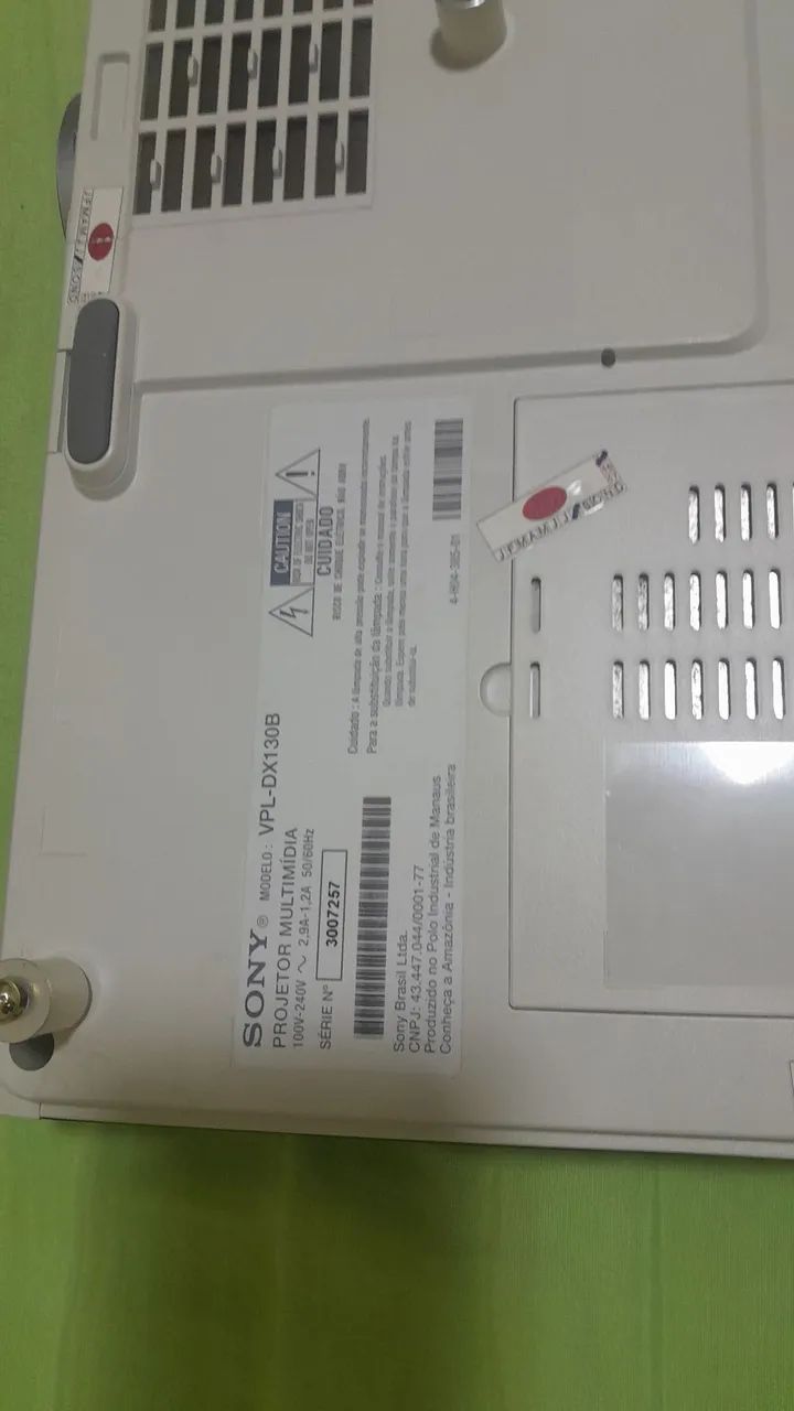 Projetor Sony VPL-DX130B funcionando