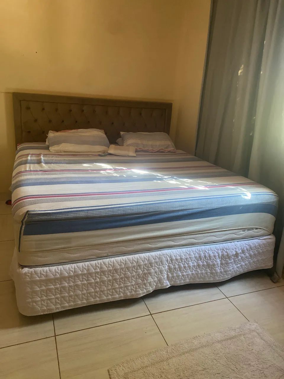 Cama e cabeceira 