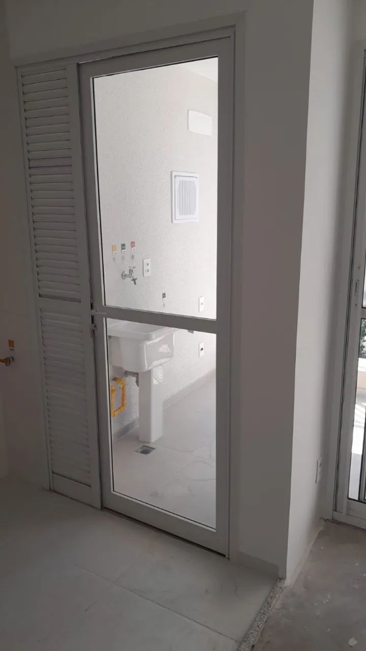 Porta de metal com vidro, Nova.