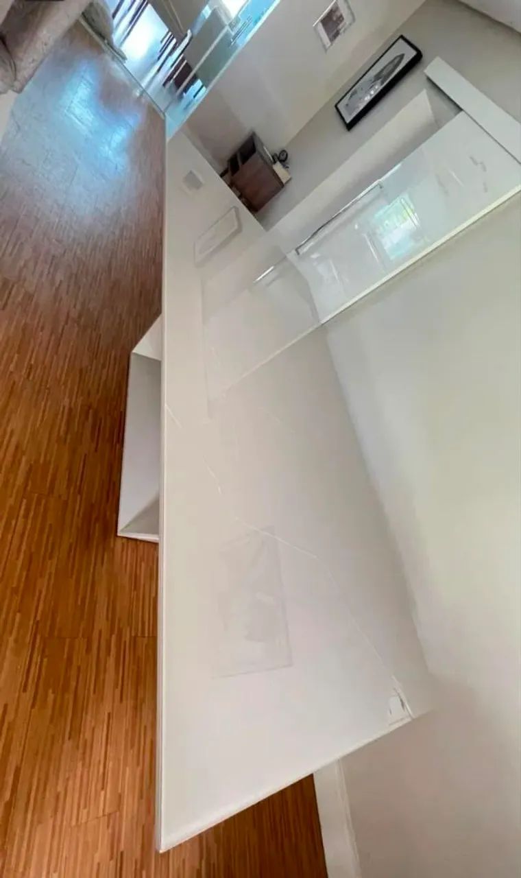 Vendo Mesa de vidro com base em madeira de lei - Foto 2