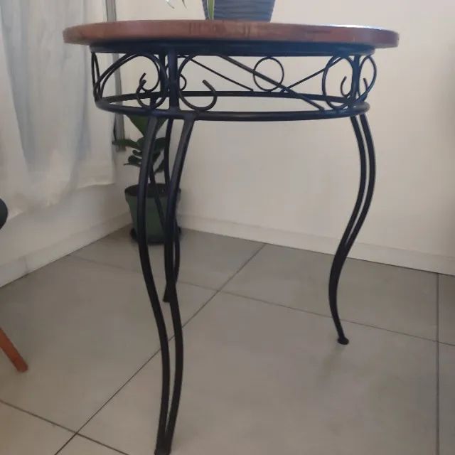 Mesa de ferro(bistrô) com tampo  0,70 cms de madeira maciça  - Foto 2