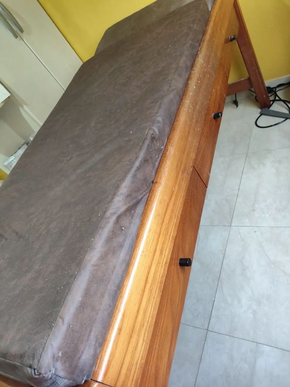 Maca de madeira com três gavetas  - Foto 3