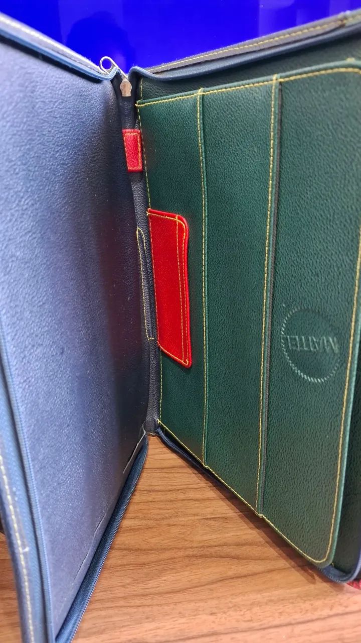 2 pastas para documentos.