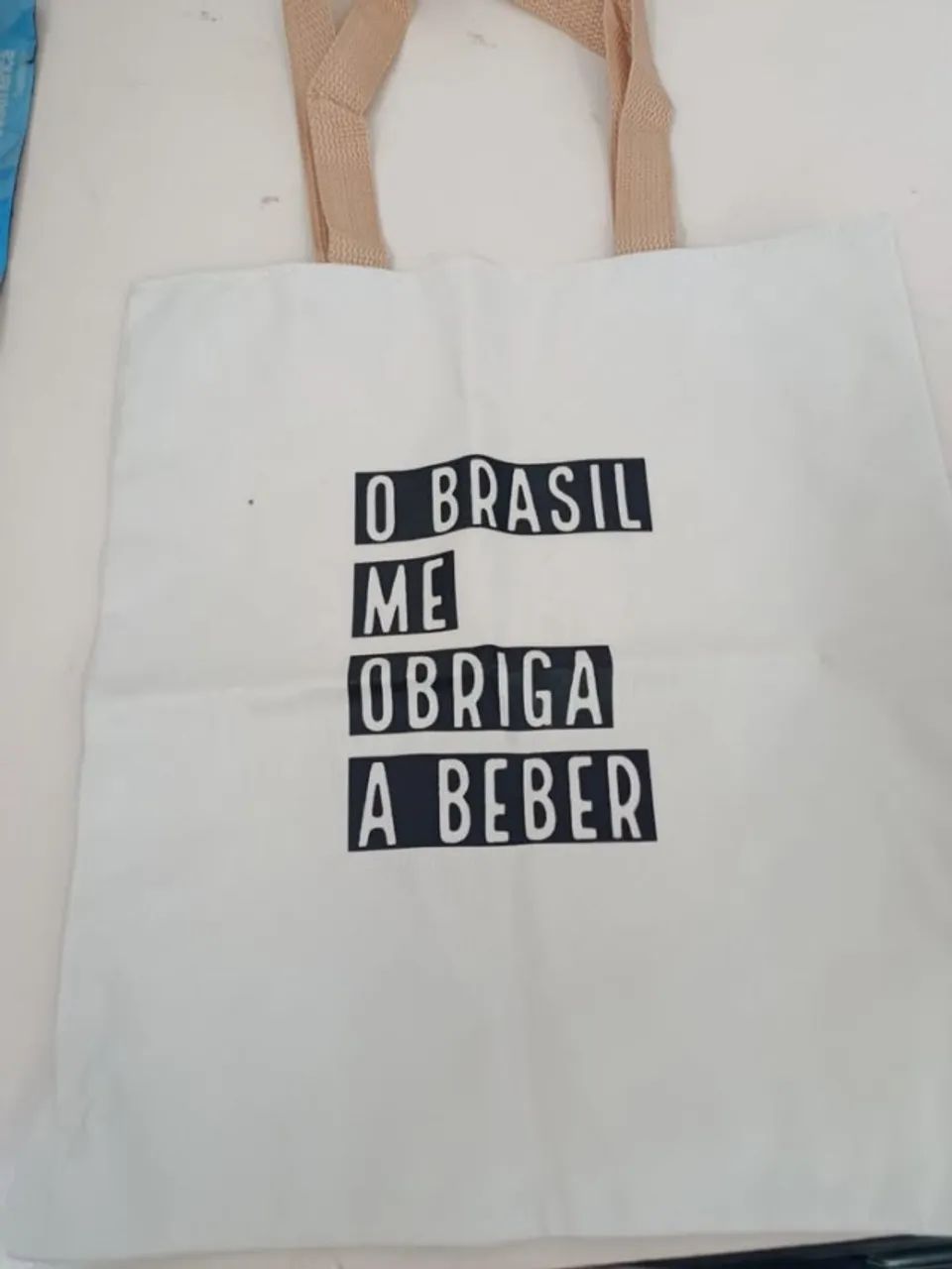 Bolsa Ecobag traz a estampa "O BRASIL ME OBRIGA A BEBER"