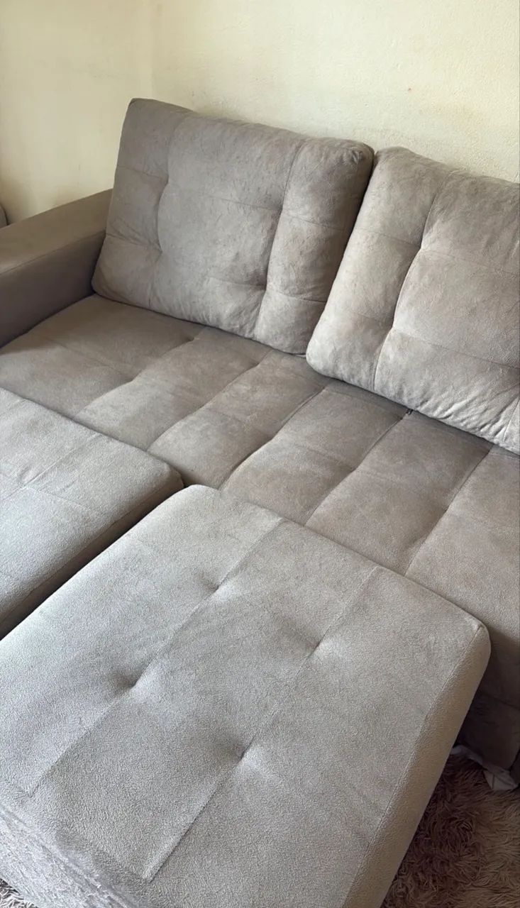 Sofá cinza revestido em tecido suede com um puff modular na parte frontal - Foto 2