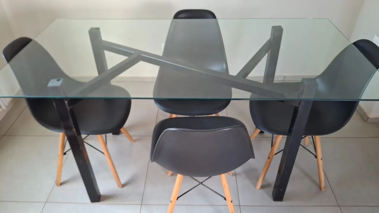 MESA DE VIDRO COM 4 CADEIRAS
