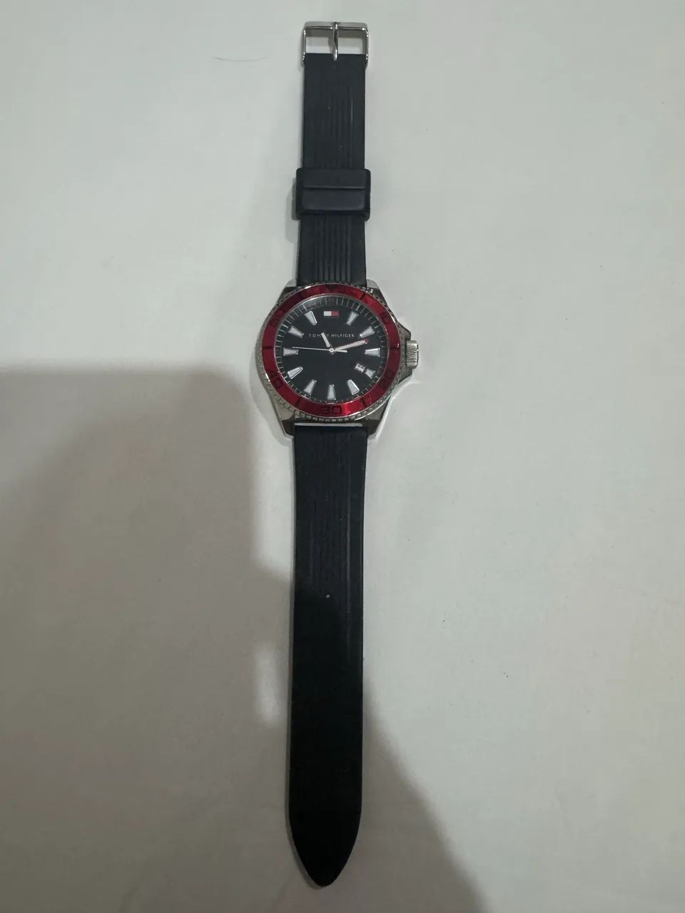 Relógio Tommy Hilfiger e com pulseira preta e cor vermelha 5 atm 