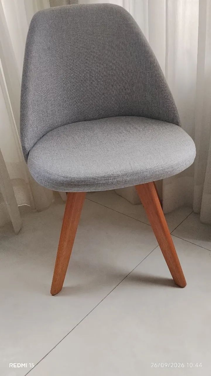Cadeira giratória de tecido semi nova