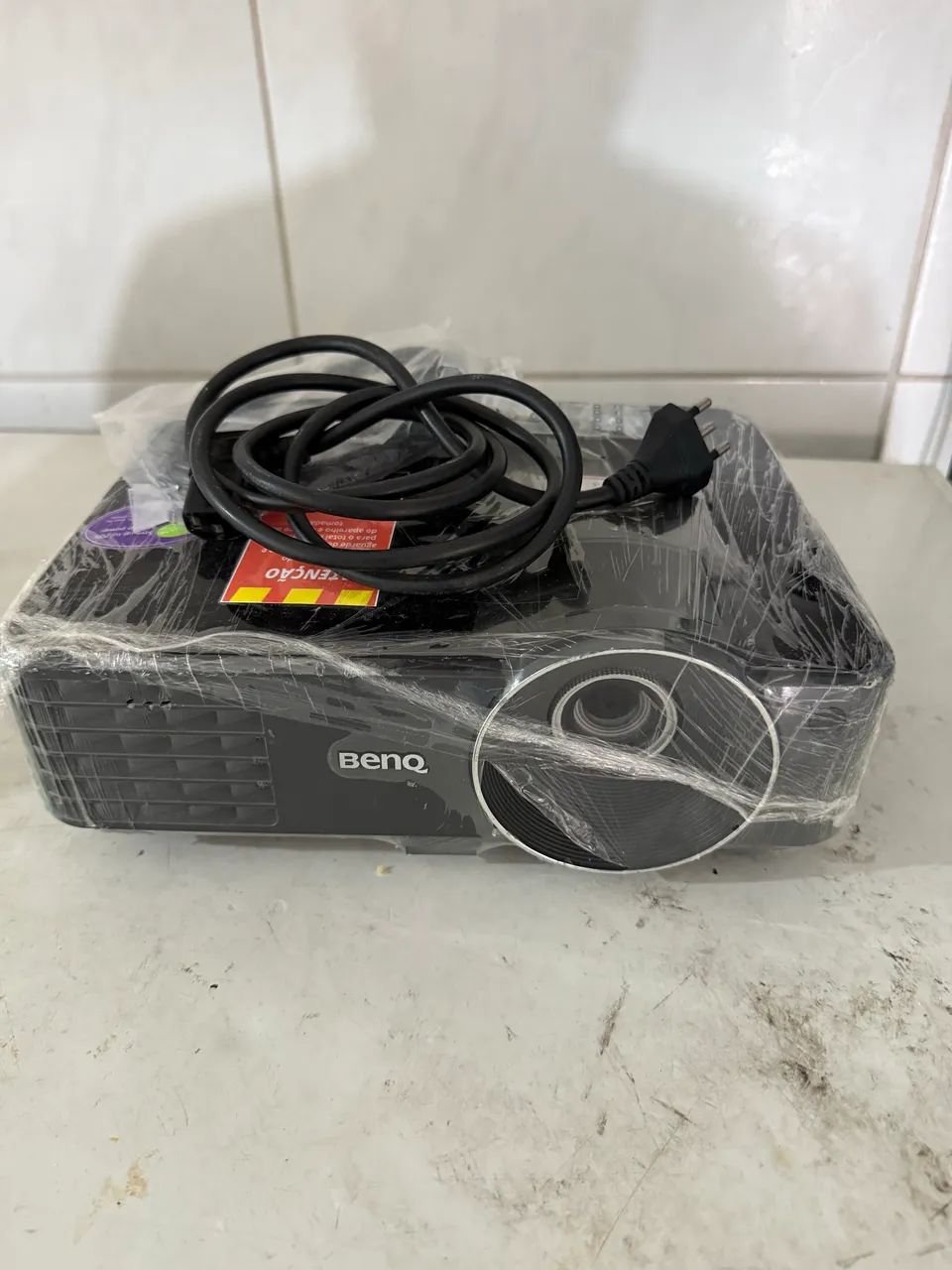 BENQ PROJECTOR + SCREEN402625030364211200