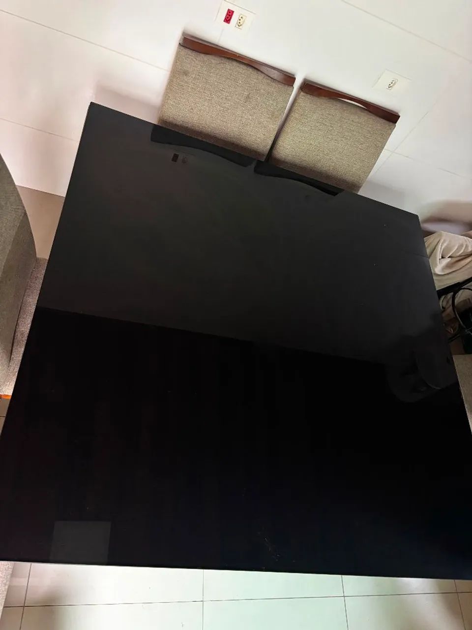 Mesa com tampo de vidro e 6 cadeiras  - Foto 2