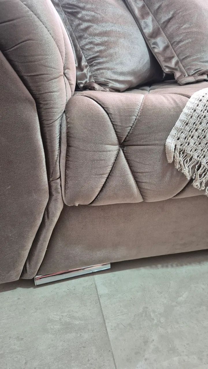 Sofá Design Sofisticado Tecido Sued - Muito Conservado - Foto 3
