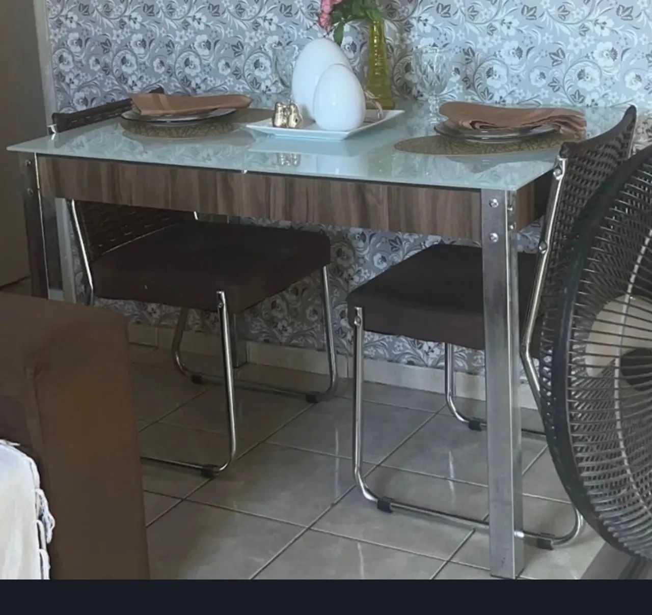 Mesa para sala jantar em vidro com 04 cadeiras 