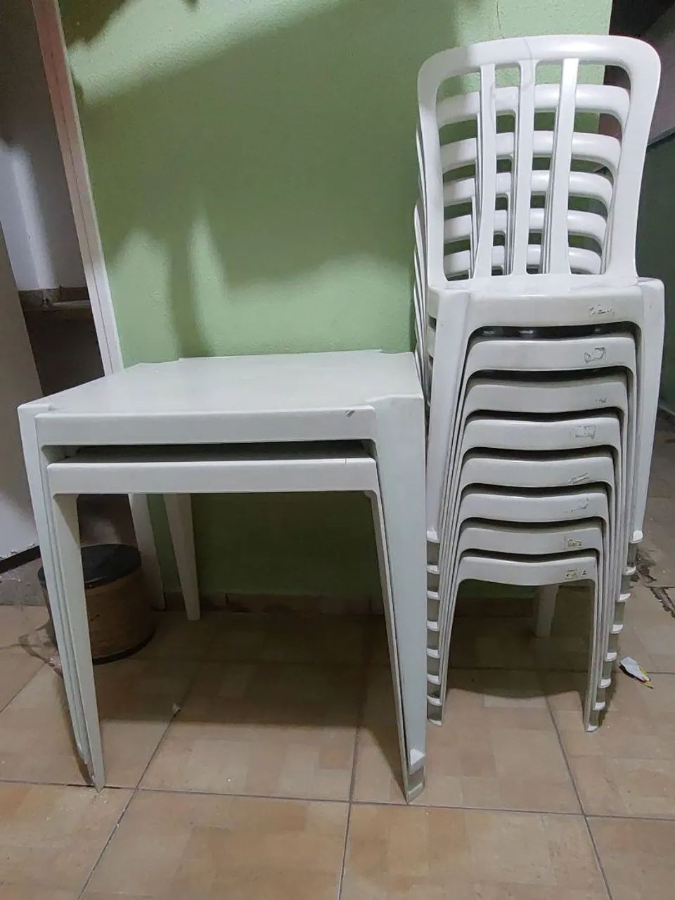 2 Conjuntos de mesa e cadeira de plástico