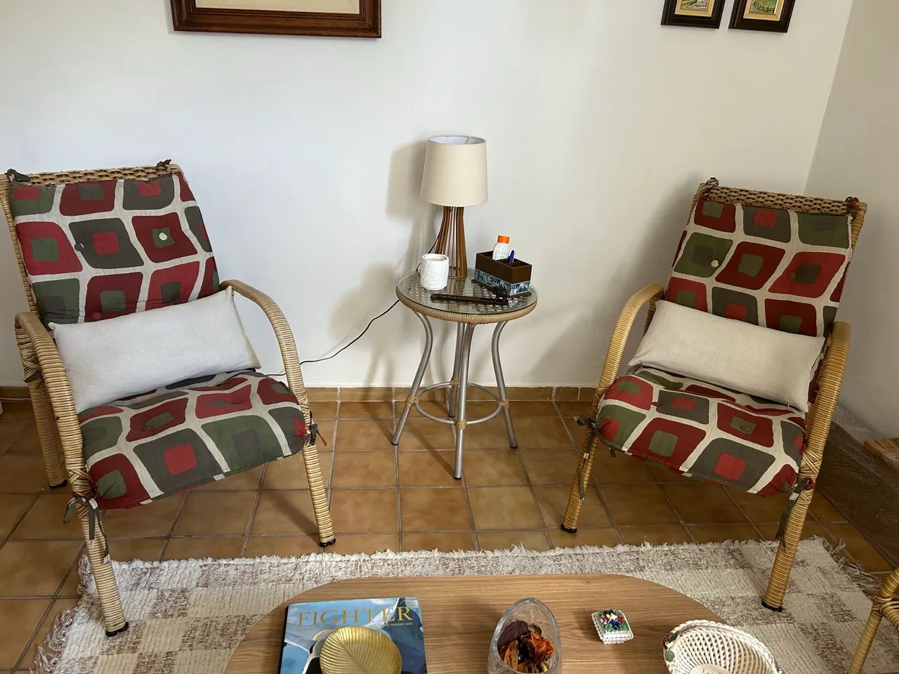 Conjunto 4 cadeiras e uma mesinha de varanda  - Foto 3
