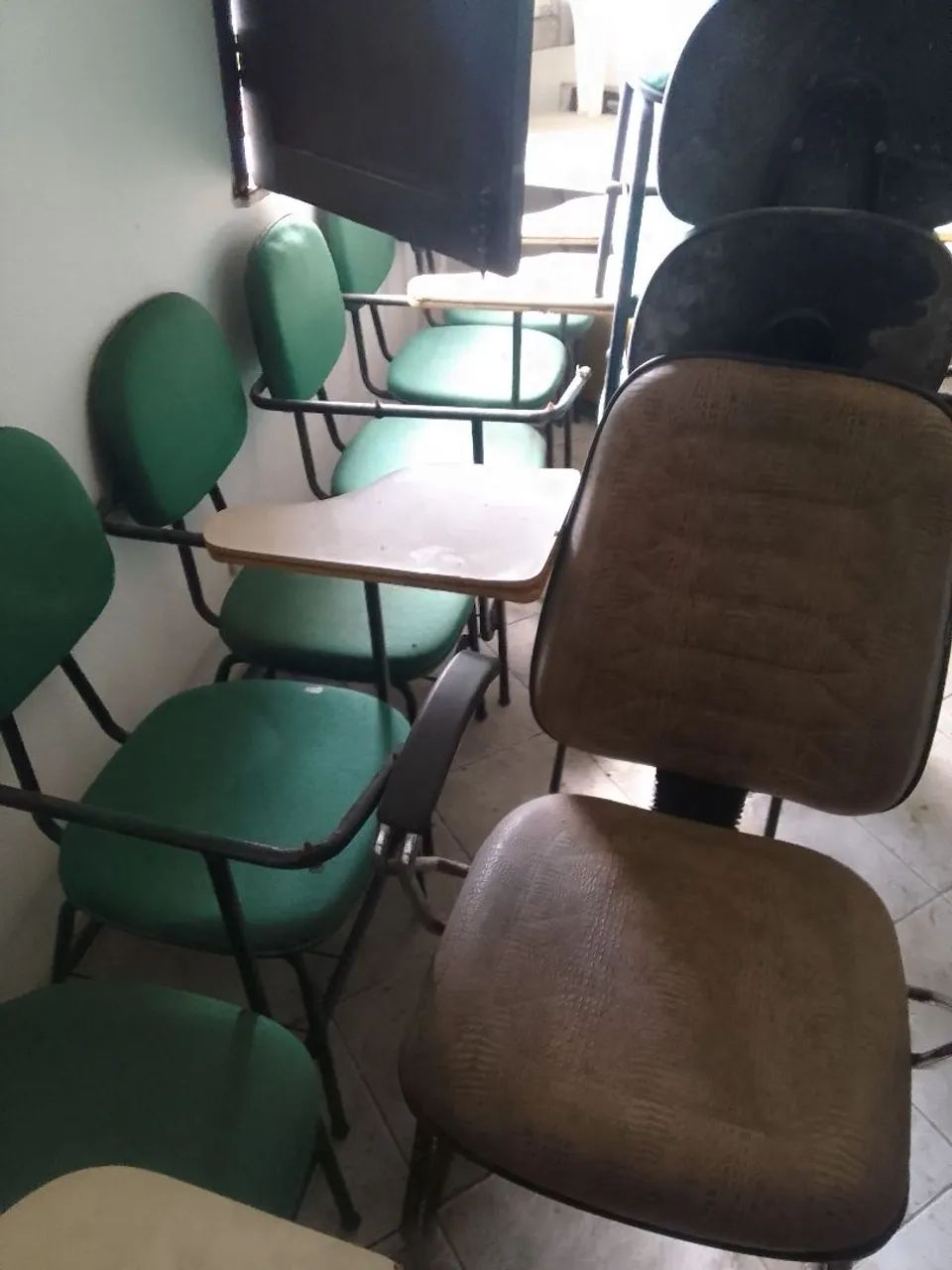 vendo 50 cadeiras com avarias no encosto dos bracos  - Foto 2