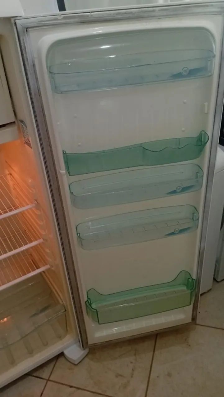 Geladeira Electrolux funcionando perfeitamente entrego sem custos dependendo loca  ! - Foto 4