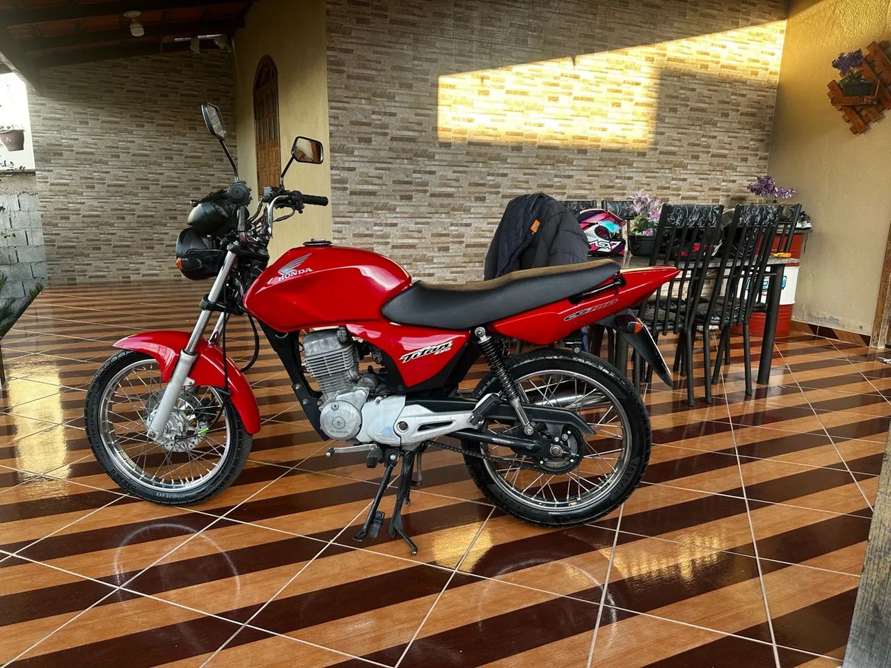 Titan 150 muito conservada 