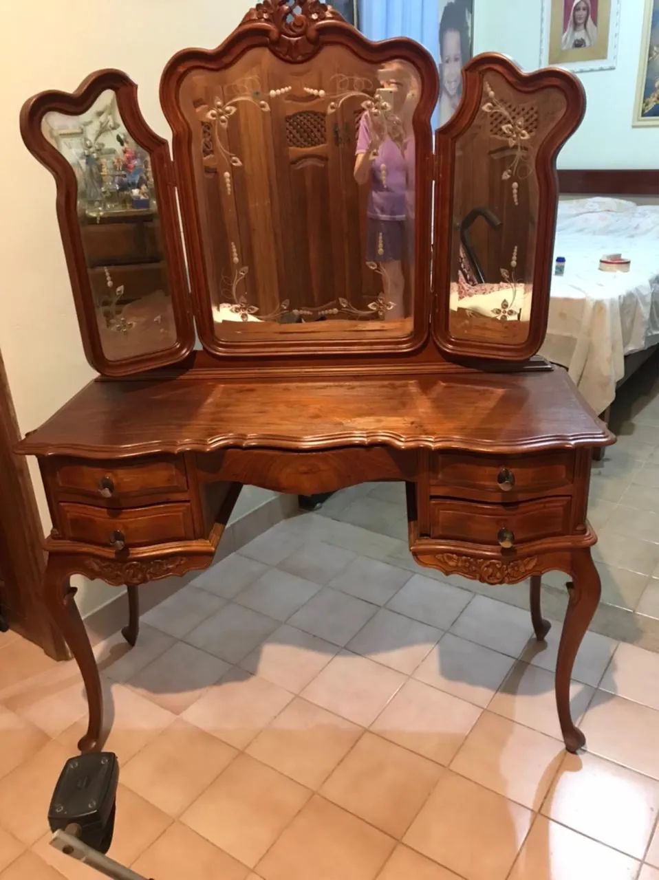 Móveis em Madeira de Lei 