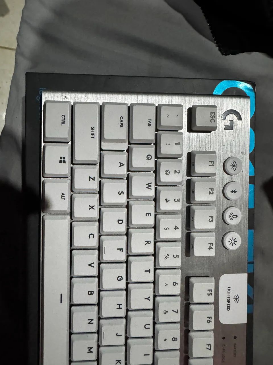 Teclado Logitech g915 tkl 451035691379609600