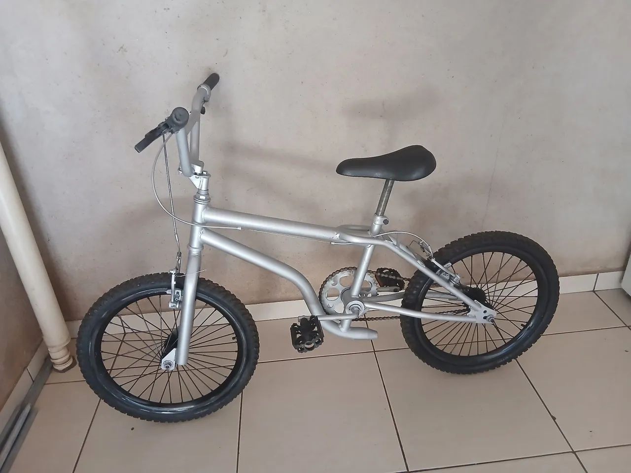 Vendo uma bicicleta BMX aro 20  - Foto 2