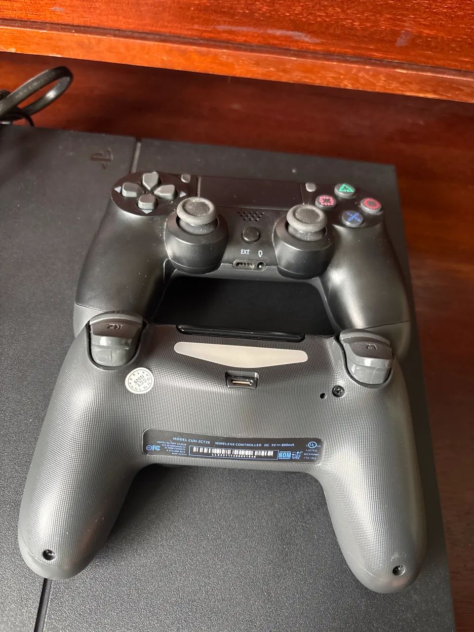 Play 4 + 2 controles + cabos - Foto 2