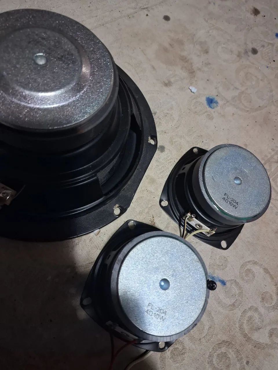 3 autofalante. 1 de 6polgadas .2 de 3 polegadas  4ohmes 80w