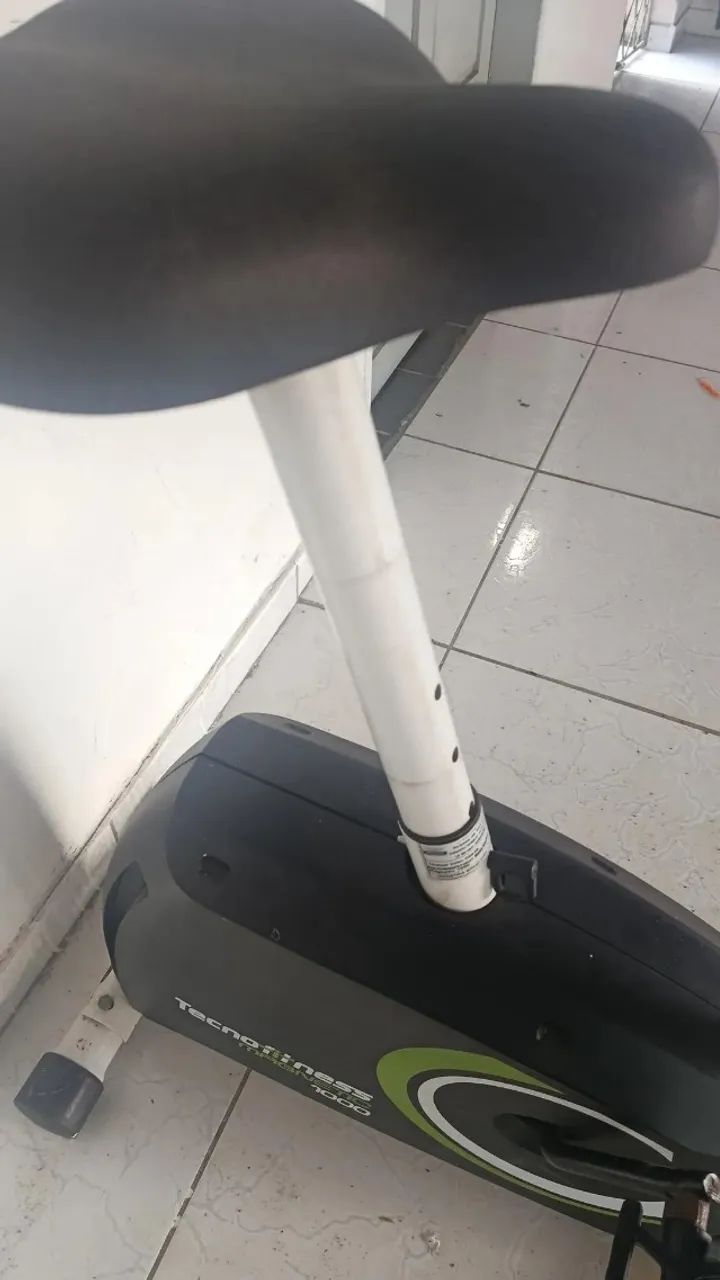 Bicicleta ergométrica semi nova 