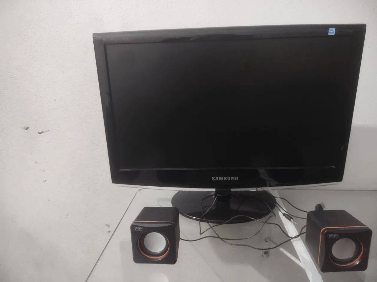 Monitor Samsung + 2 caixinhas de som