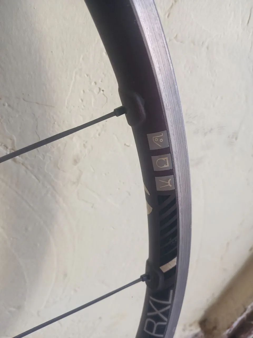 Roda dianteiro + cubo traseiro com raios  - Foto 2