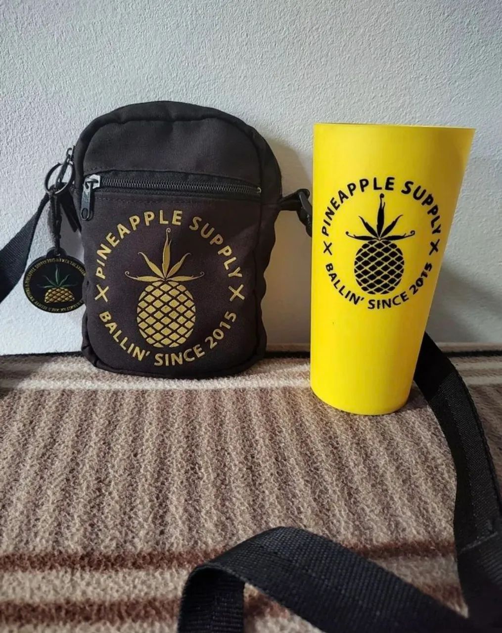 Kit Pineapple Supply: Bolsa, Copo e Meia - Foto 2