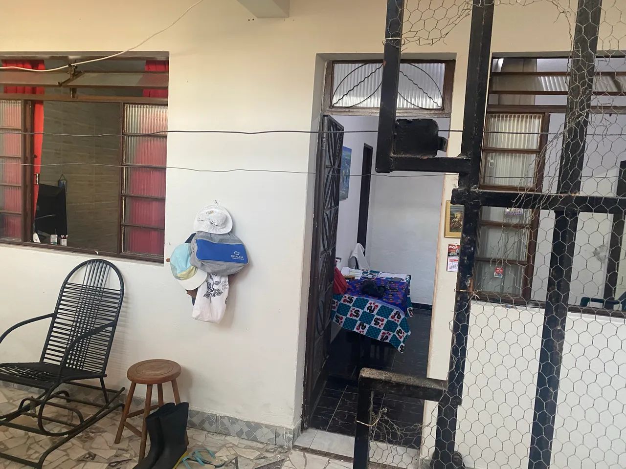 Barracão de três cômodo com banheiro e varanda