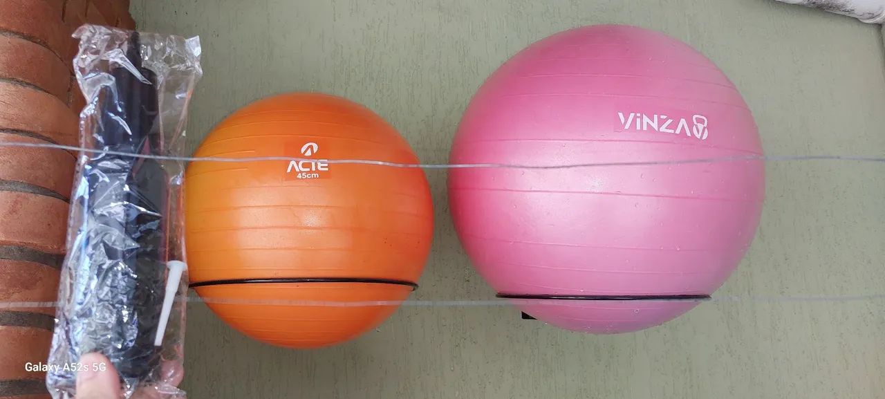 Kit 2 Bolas de Pilates 45 e 55cm + Suportes - Foto 2