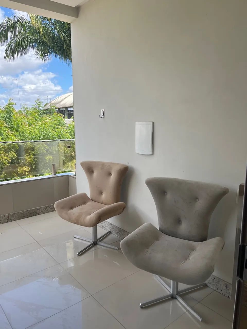 Par de Poltronas Decorativas Bege com Base Metálica - Usadas