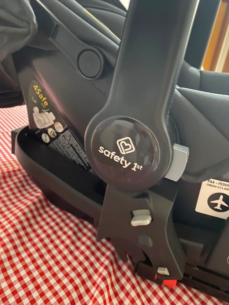 Bebê conforto Safety com sistema Isofix