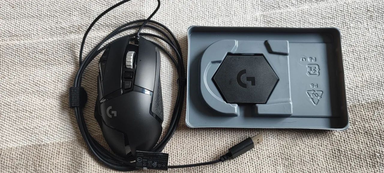 Mouse Logitech G502 (com fio) novo, só usei pra testar.