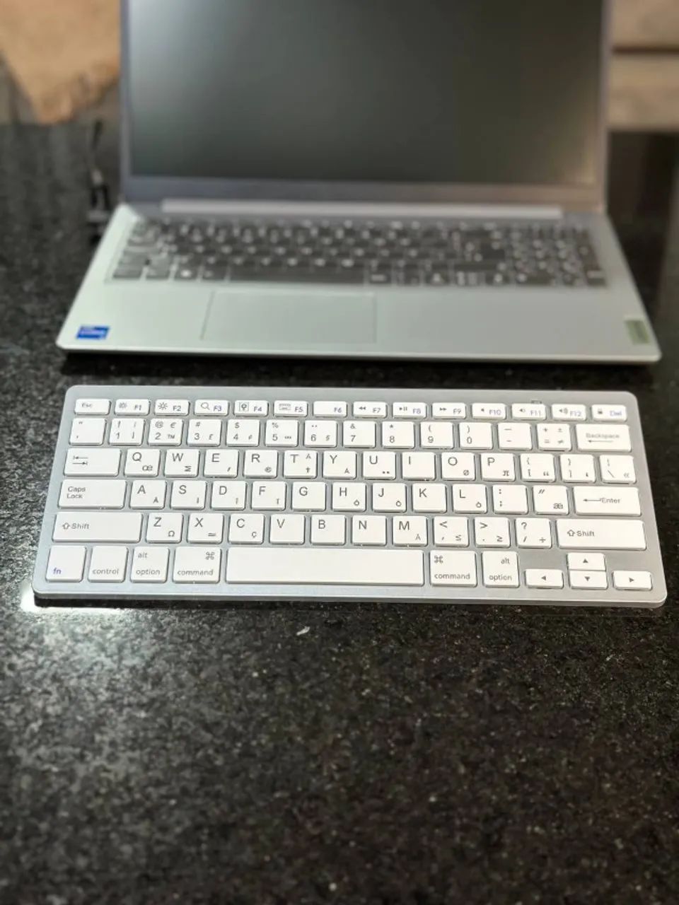 Teclado Bluetooth Slim Prata/Branco | Pilha | Com Caixa | Impecável - Foto 4