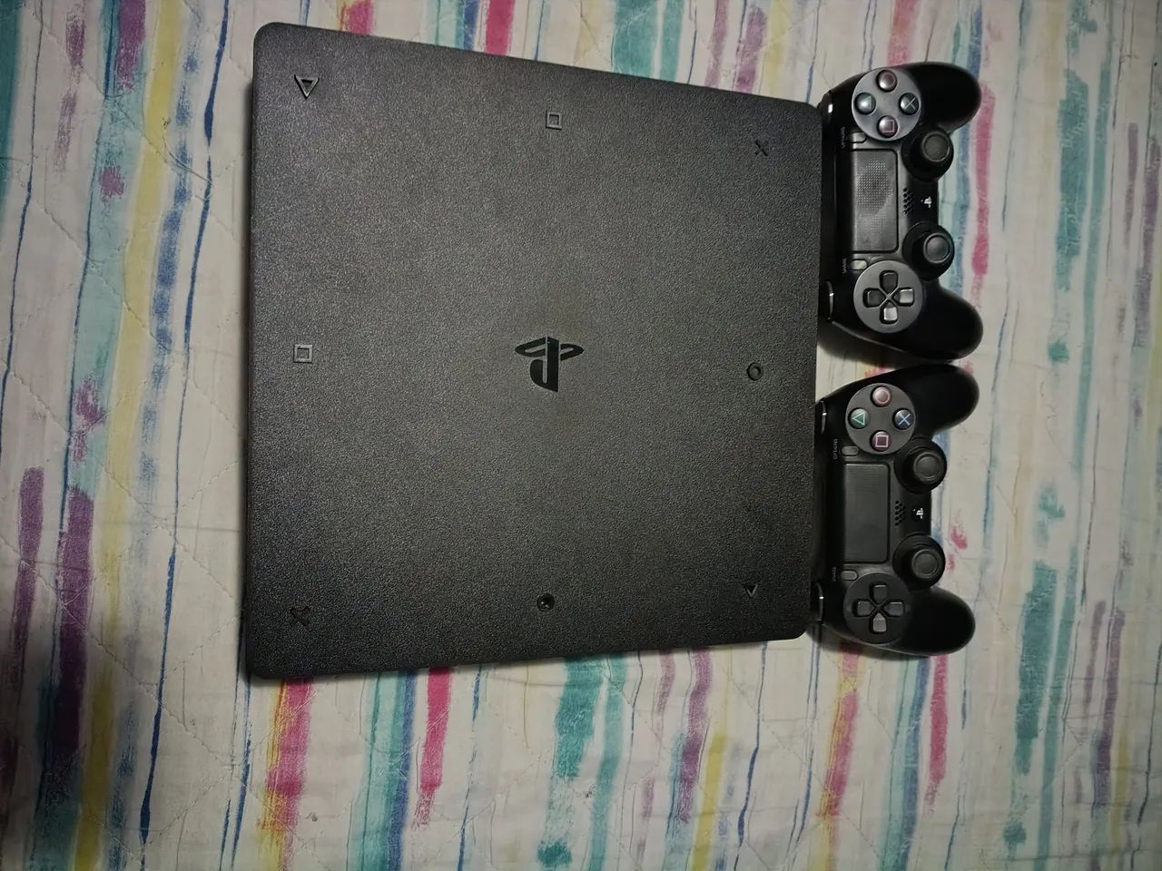 PS4 SLIM 1TB 2 CONTROLES - Foto 4